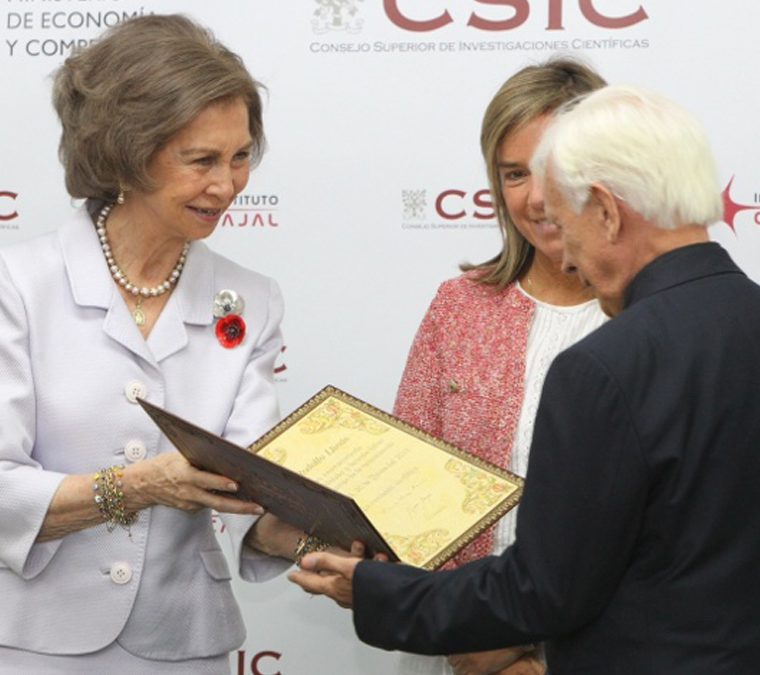 El pasado 26 de junio se otorgó la IV Medalla Cajal al Profesor Rodolfo Llinás en presencia de S.M. la Reina Doña Sofía.